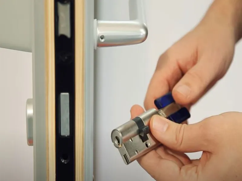 بررسی مکانیزم قفل و مغزی هنگام انتخاب دستگیره کابینت و درب